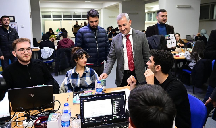 Başkan Mehmet Çınar'dan Öğrencilere Sürpriz Hediye!